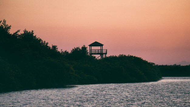 湖の下の夕日