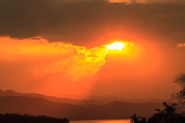 湖の夕日