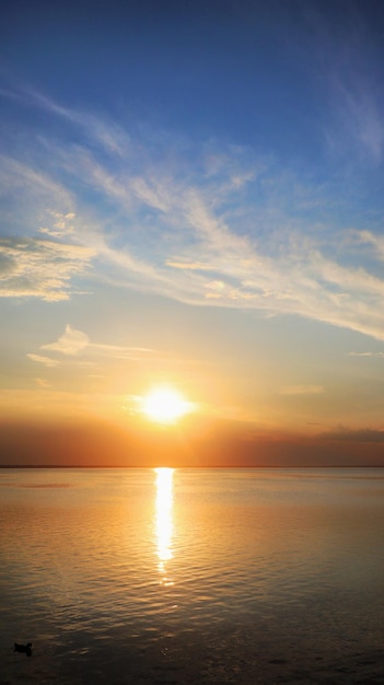 湖に沈む夕日