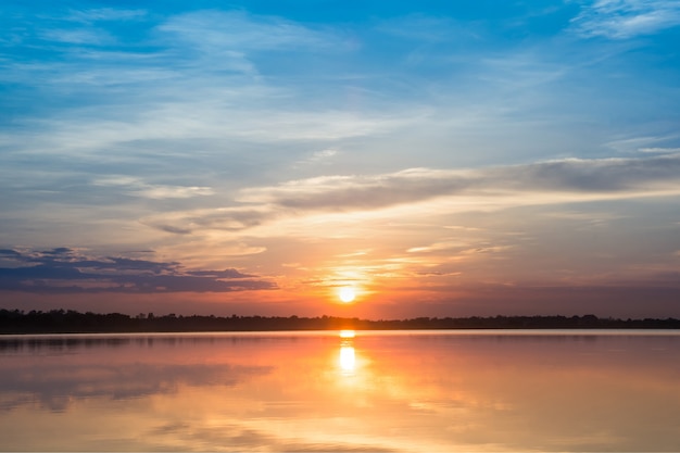 湖の夕日