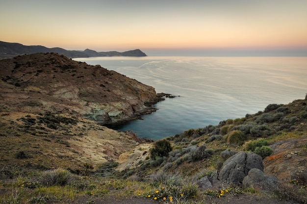 Photo sunset landscape in the area of los escullos. natural park cabo de gata. andalusia. spain.