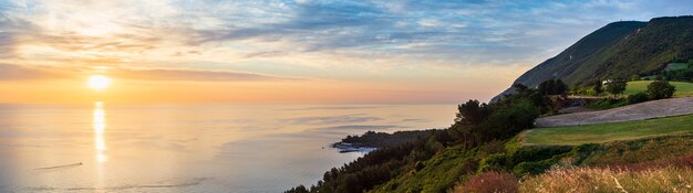 Paesaggio al tramonto parco naturale del conero costa spettacolare promontorio scogliera rocciosa mare adriatico bel cielo orizzonte colorato, destinazione turistica italy