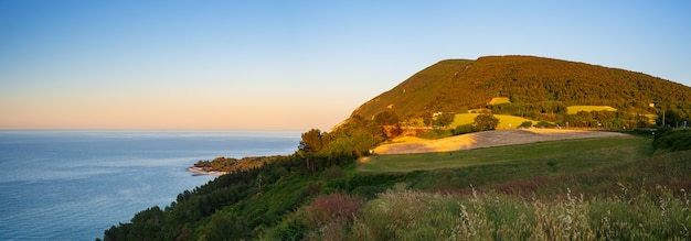 Paesaggio al tramonto parco naturale del conero costa spettacolare promontorio scogliera rocciosa mare adriatico bel cielo orizzonte colorato, destinazione turistica italy