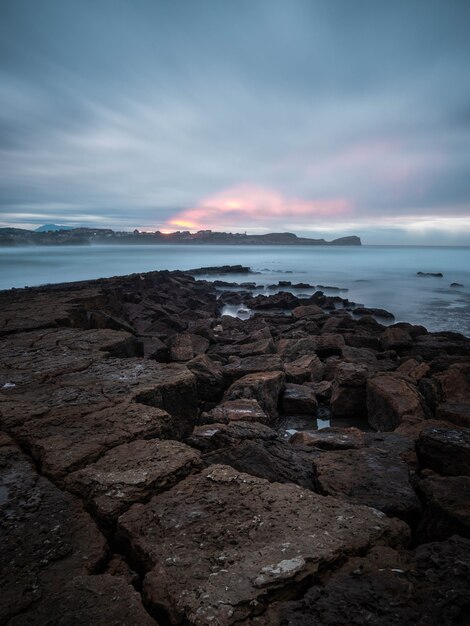 カンタブリア州ミエンゴのロスカバロスビーチの夕日の風景。曇りの午後の海景。