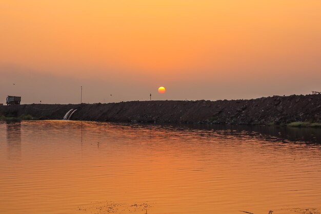 Photo sunset landscape reservoir