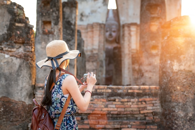 Photo sunset and light in sukhothai historical park