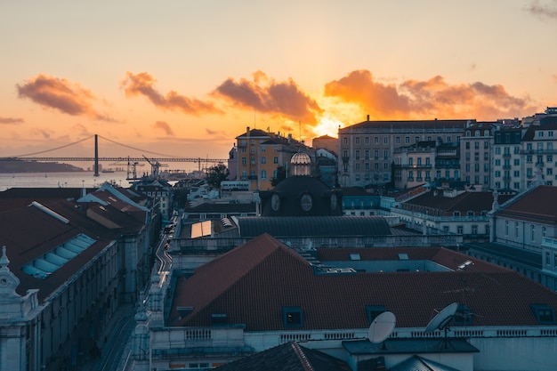 Photo sunset in the lisbon town in the city