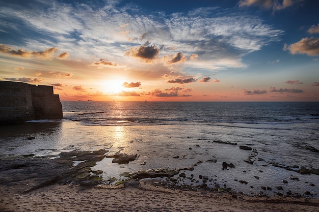 イスラエル、地中海沿岸の夕日