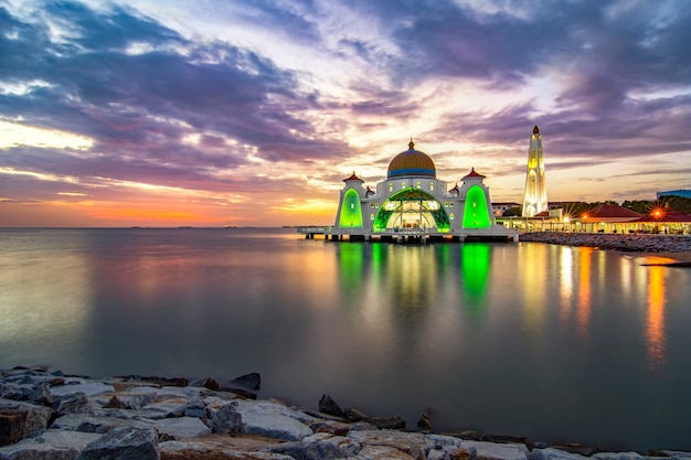 Malacca Straits Mosque(Masjid Selat Melaka)의 일몰 순간, 말레이시아 말라카 타운 근처의 인공 말라카 섬에 위치한 모스크입니다.