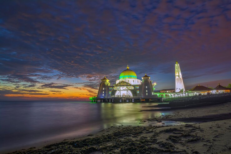Malacca Straits Mosque(Masjid Selat Melaka)의 일몰 순간, 말레이시아 말라카 타운 근처의 인공 말라카 섬에 위치한 모스크입니다.