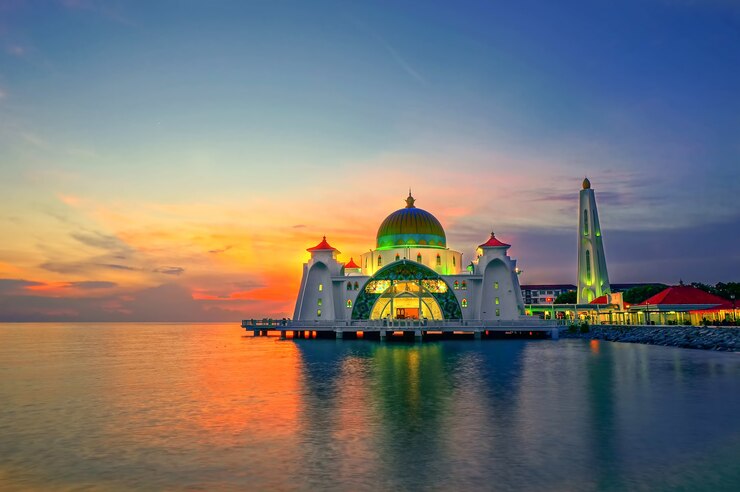 Malacca Straits Mosque(Masjid Selat Melaka)의 일몰 순간, 말레이시아 말라카 타운 근처의 인공 말라카 섬에 위치한 모스크입니다.