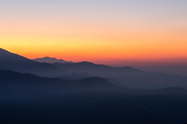 夕焼けの朝の山