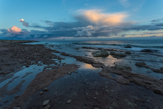 Tramonto sul lago di montagna issyk-kul, kirghizistan