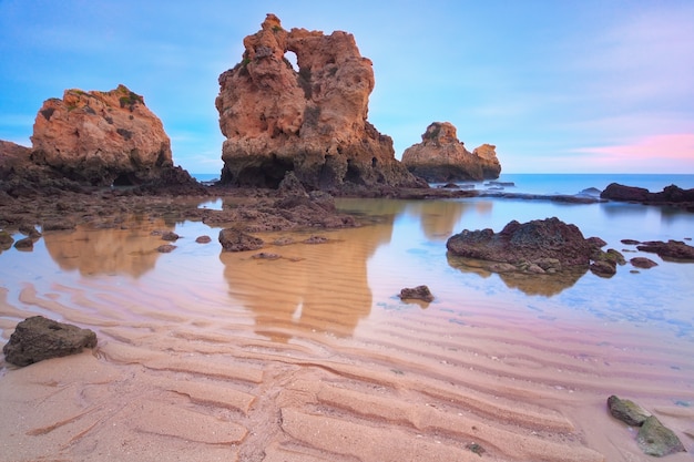 바다 해변에 산에 일몰입니다. 포르투갈 Algarve.