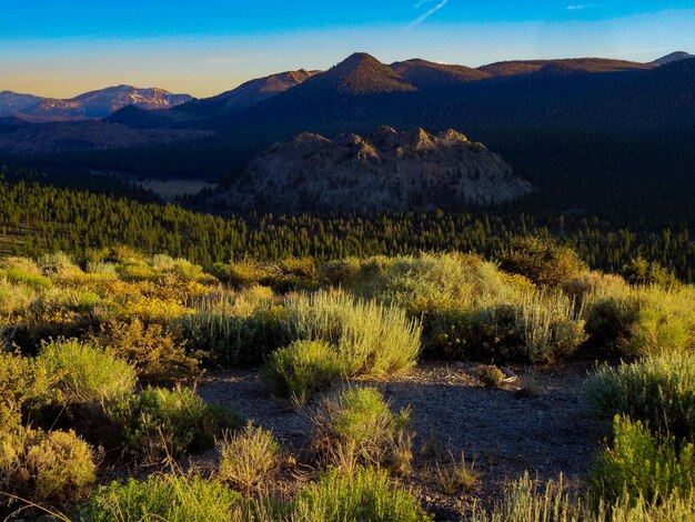 Photo sunset over mountain valley