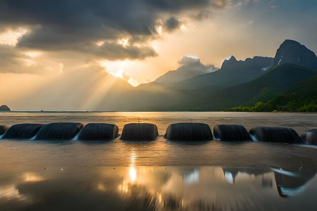 背景に山がある山に沈む夕日