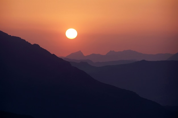 山の上の夕日