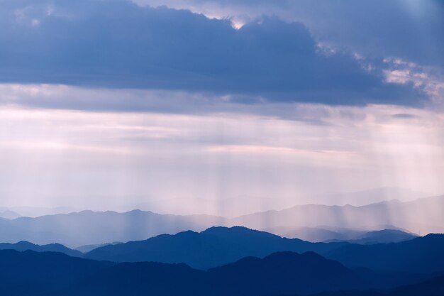 夕日と山