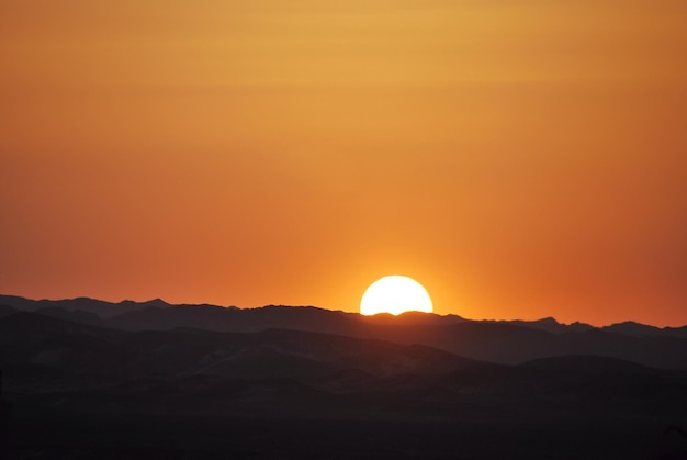 山に沈む夕日