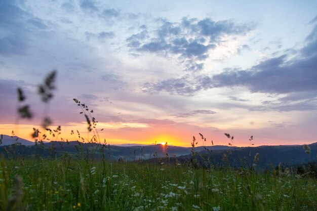 Tramonto nelle montagne dei carpazi.