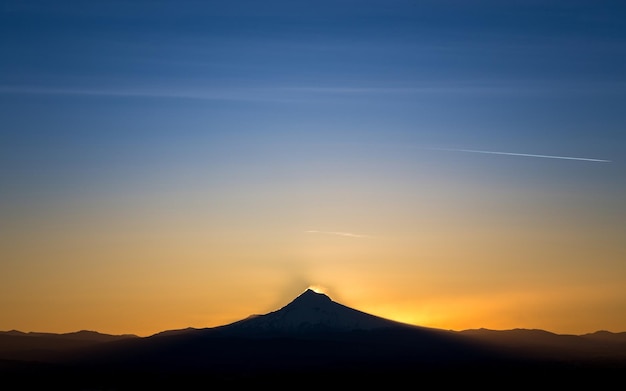 夕暮れの壁紙で山に沈む夕日