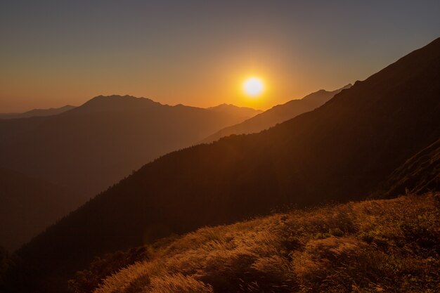 山に沈む夕日は風光明媚な自然の風景です。