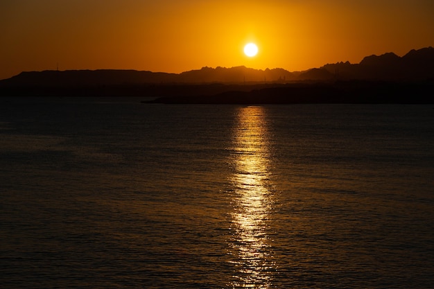 山に沈む夕日、エジプトのシナイ半島、シャルムエルシェイク、紅海。