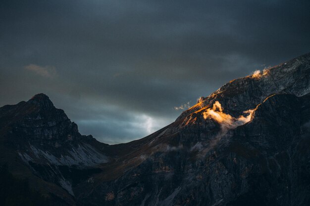 Foto tramonto sulle montagne