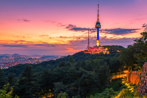 ソウルの南山タワーの夕焼け