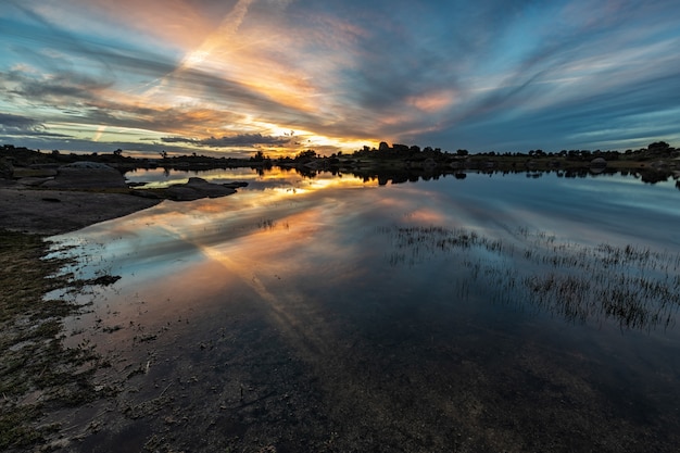 Tramonto nell'area naturale del barruecos. extremadura. spagna.