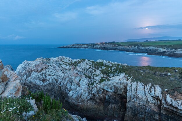 スペインのガリシア海岸の日没と夜