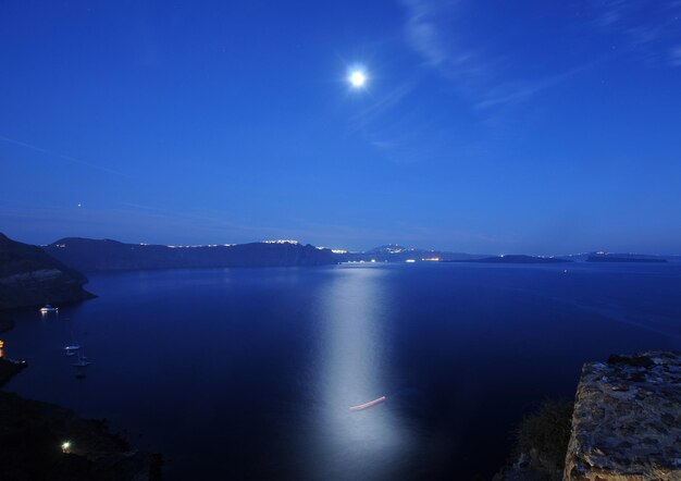 ギリシャのサントリーニ島にある伝統的なギリシャの村イアの夕日の夜景