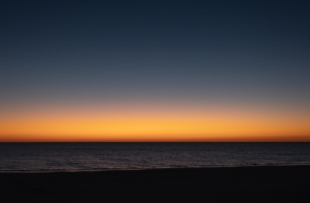 海の海岸に沈む夕日