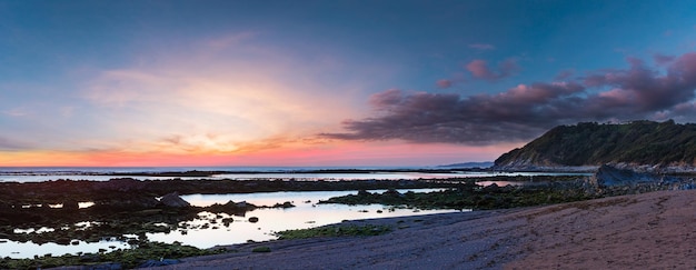 Vista sull'oceano al tramonto dalla spiaggia