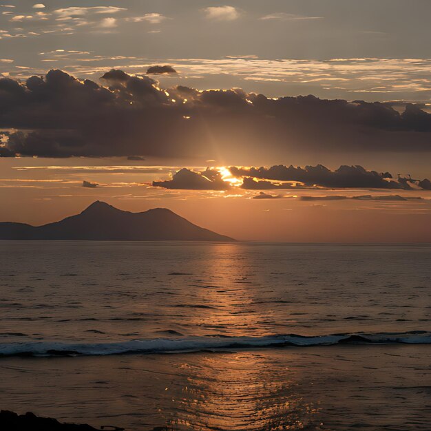 背景に山がある海の上の日没