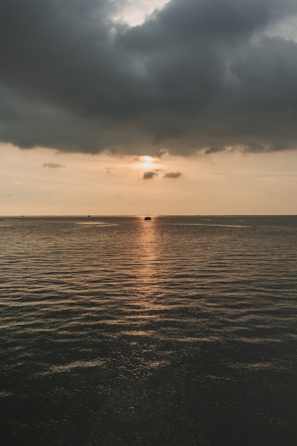 空に嵐の雲と夕日の海