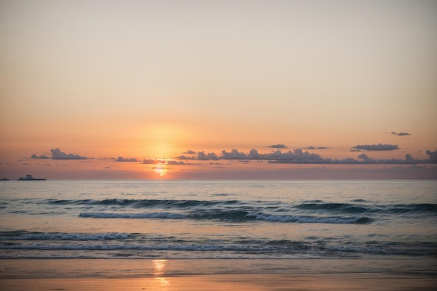 夕日を背景に海に沈む夕日。