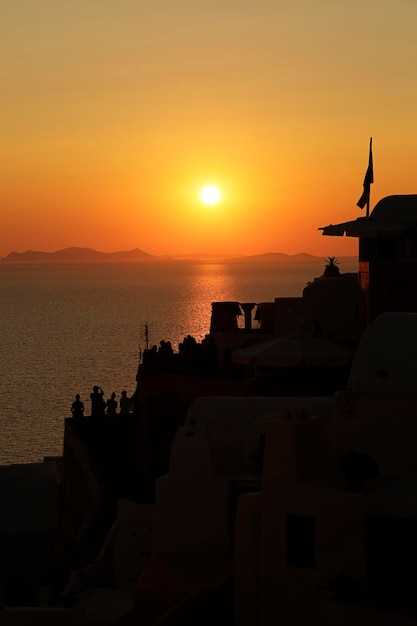 サントリーニ島ギリシャのイアの町に沈む夕日