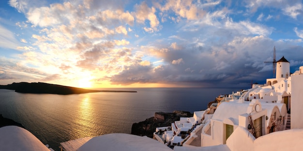 Foto tramonto nel villaggio di oia sull'isola di santorini, in grecia