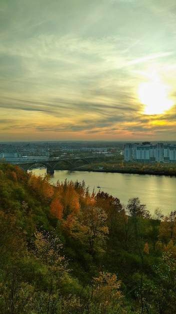 秋の岡川に沈む夕日。ニジニノヴゴロド