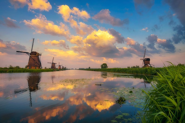 キンデルダイクオランダの古いオランダの風車の上の夕日