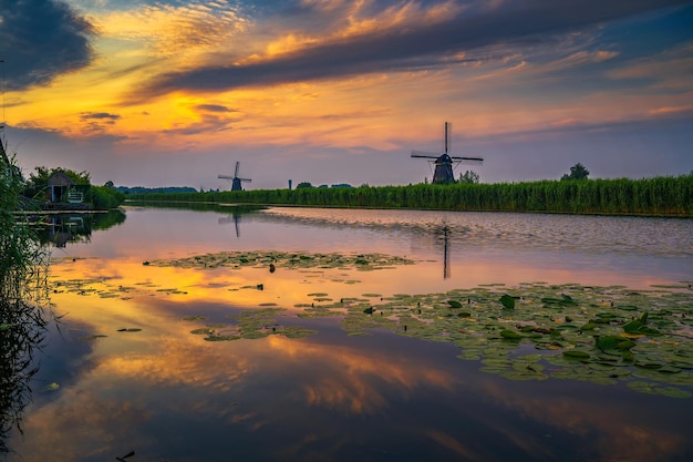 キンデルダイクオランダの古いオランダの風車の上の夕日