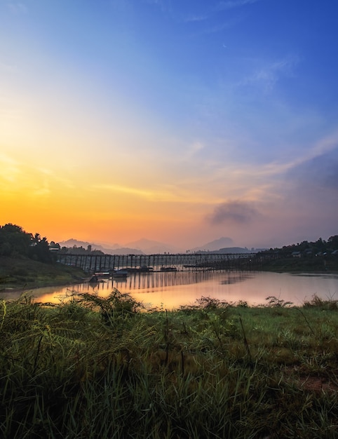 일몰 태국에서 가장 긴 오래된 목조 다리(MON BRIDGE). 태국 깐짜나부리의 상클라부리에서