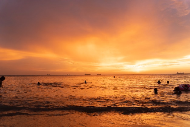 写真 サンタマルタのビーチに沈む夕日