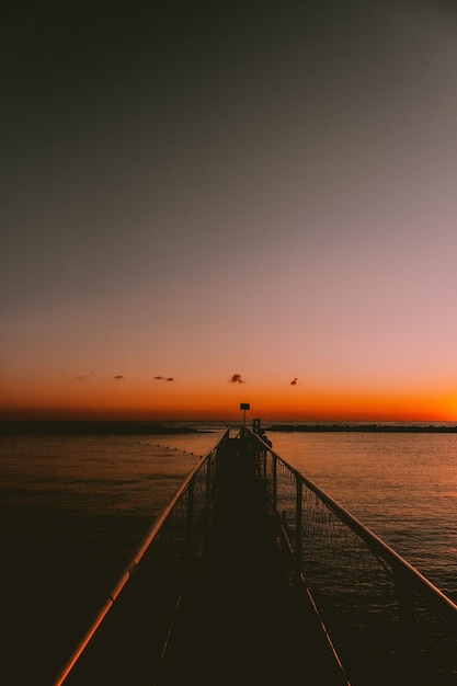 写真 ビーチに沈む夕日