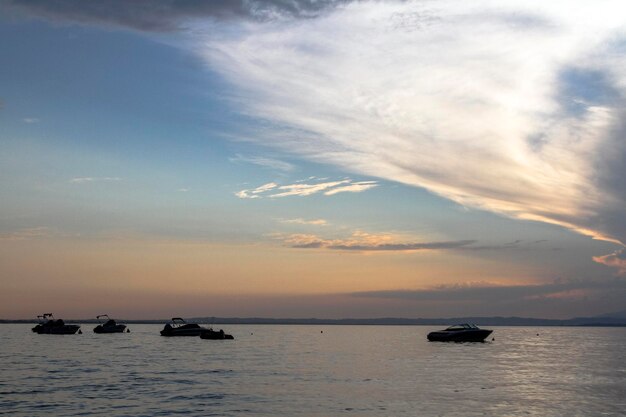 写真 イタリア・ヴェネト州ヴェローナ県のリゾート地ペスキエーラ・デル・ガルダの湖に沈む夕日