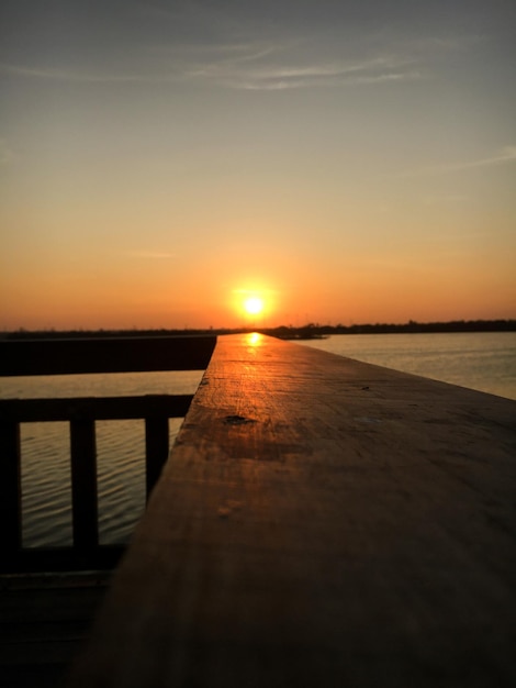 写真 湖に沈む夕日