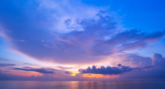 태국 푸켓의 바다 햇빛 위에 일몰 또는 일출 하늘 구름 놀라운 자연 풍경 바다 배경