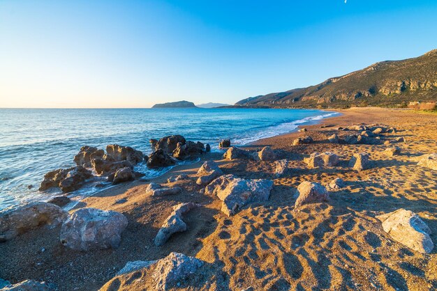 写真 ギリシャの美しい海辺と海湾の夕暮れ 壮観な海岸線 振動する海 独特の空 ギリシャ 夏の旅行先 モネムヴァシア ペロポネセス