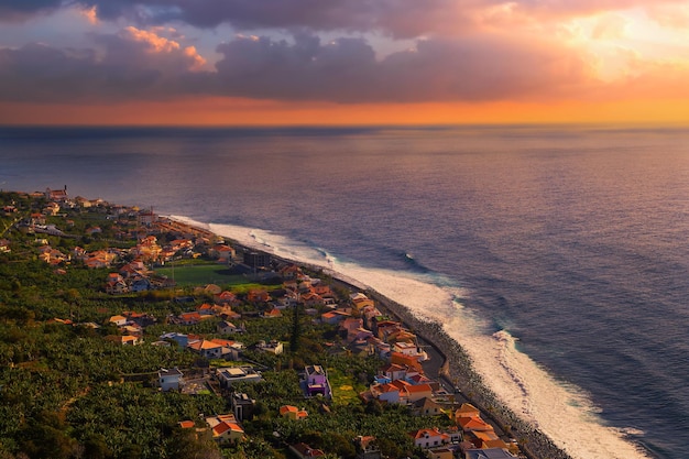 写真 マデイラ諸島ポルトガルのポール ド マール沿岸村に沈む夕日